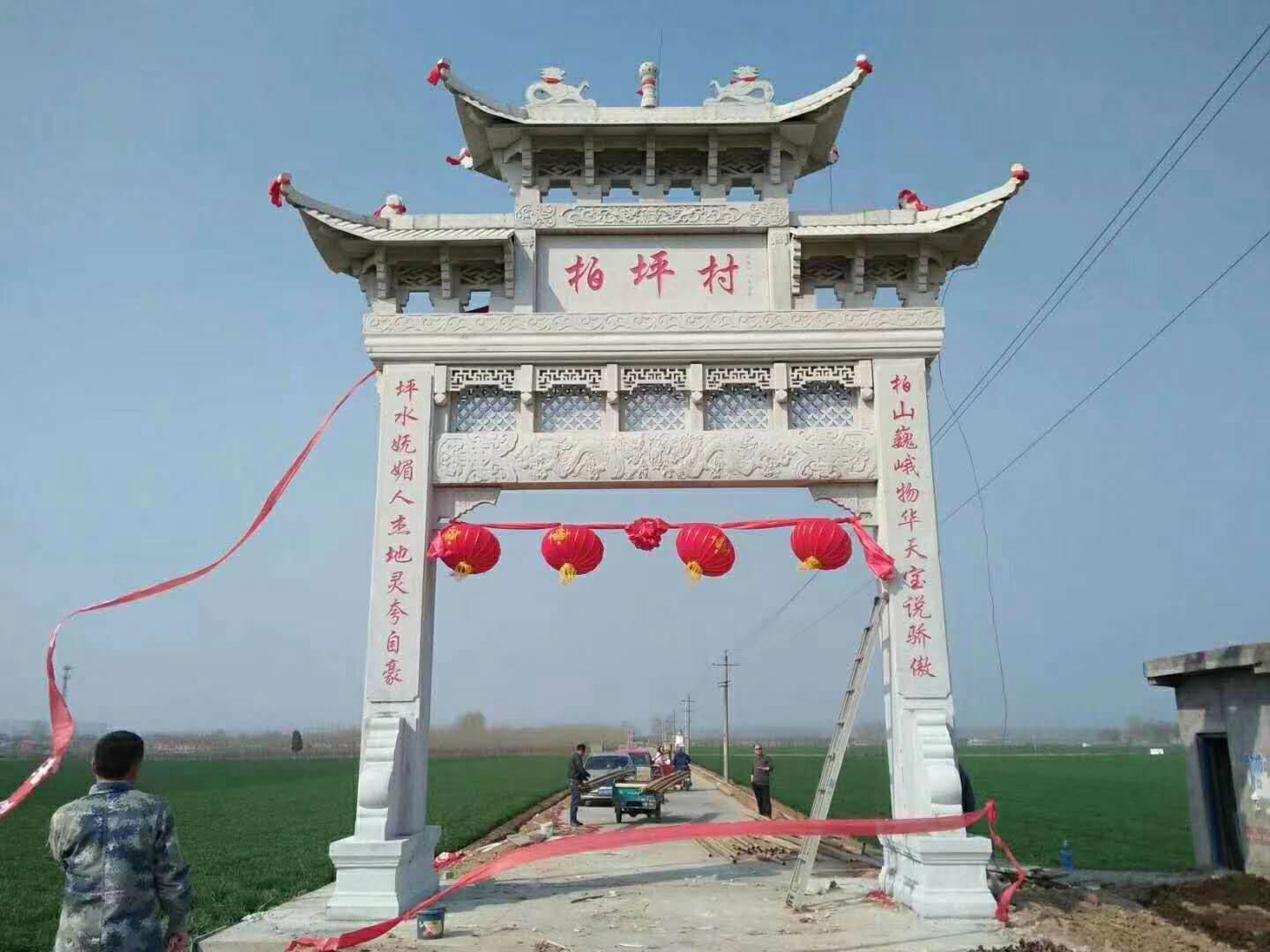 農(nóng)村村口一門(mén)石牌樓